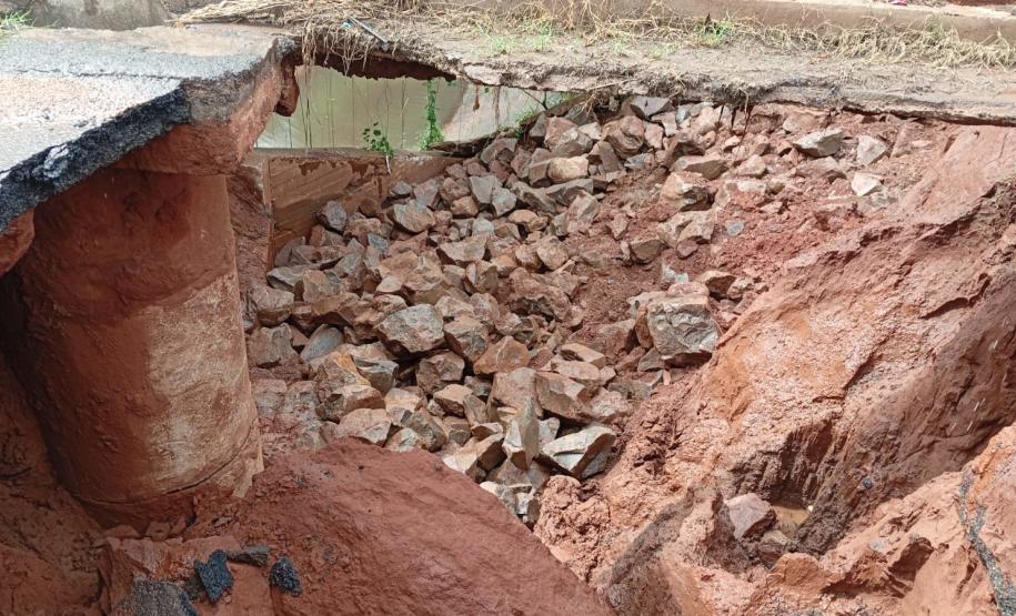 Recuperação de erosão na PR-323 em Umuarama