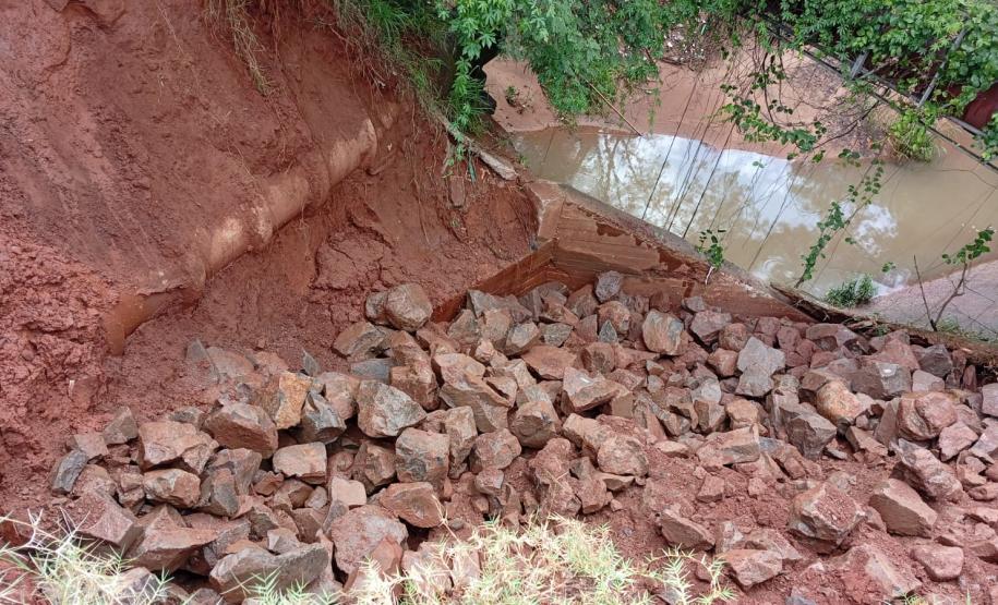 Recuperação de erosão na PR-323 em Umuarama