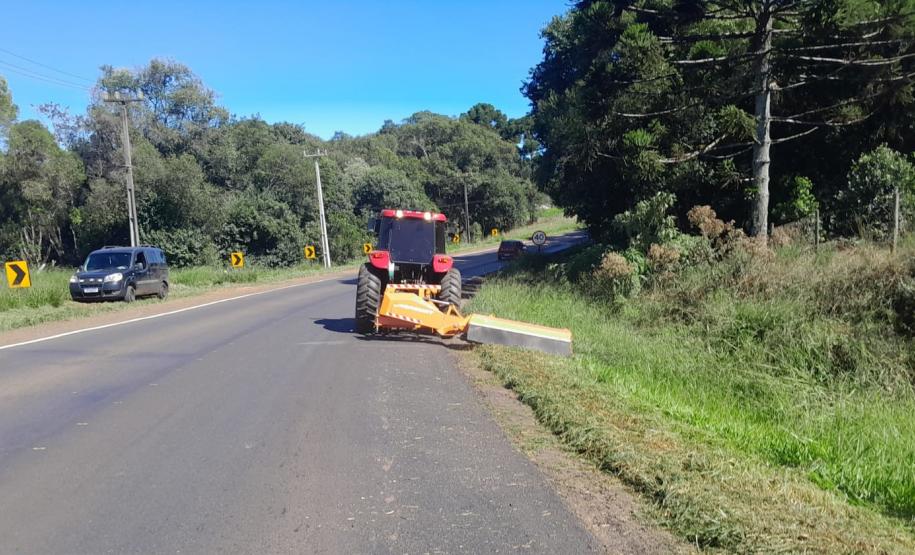 Serviços de roçada próximo a pista
