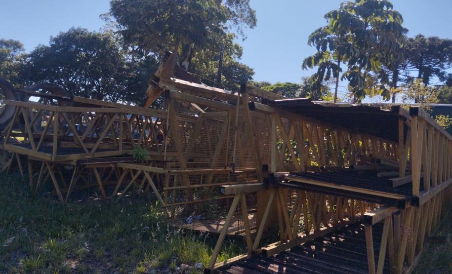 Passarela metálica desmontada que será instalada na PR-317 em Toledo
