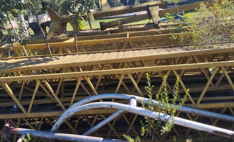 Passarela metálica desmontada que será instalada na PR-317 em Toledo
