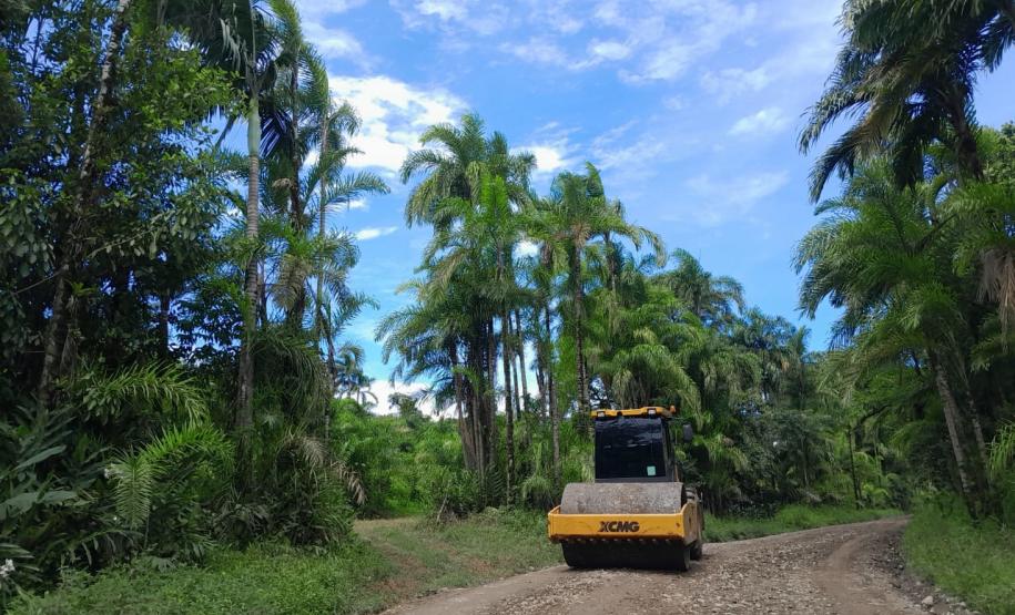 PR-405 Estrada de Guaraqueçaba recebendo serviços de conservação