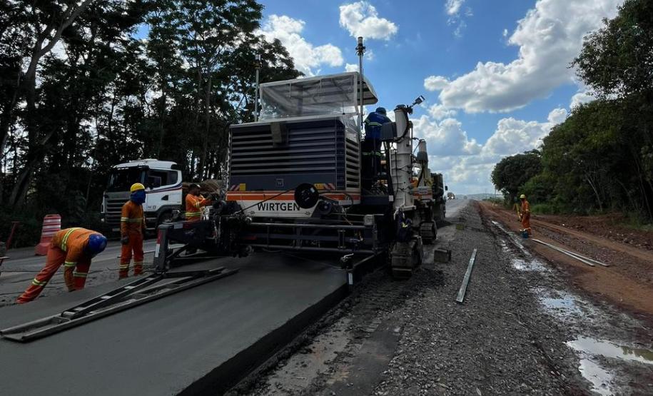 PR-151 entre Ponta Grossa e Palmeira, obra de restauração em concreto (whitetopping)