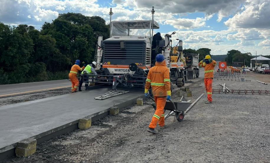PR-151 entre Ponta Grossa e Palmeira, obra de restauração em concreto (whitetopping)
