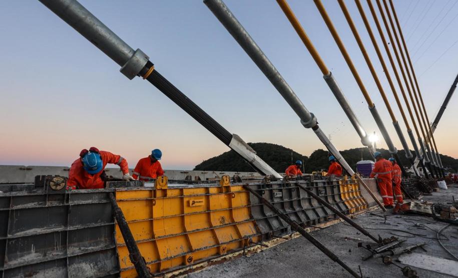 Ponte de Guaratuba - encontro dos trechos estaiados
