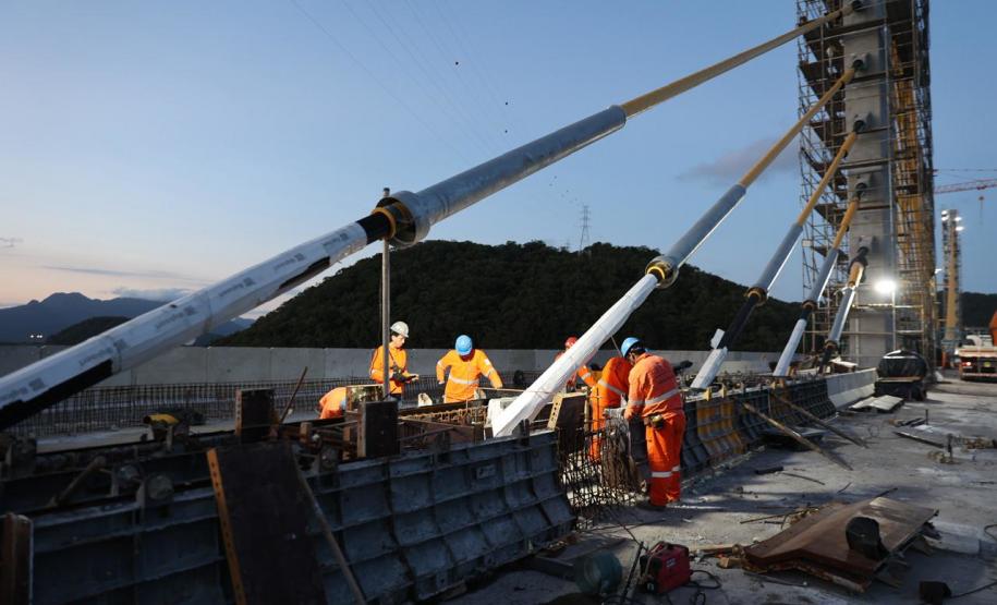 Ponte de Guaratuba - encontro dos trechos estaiados