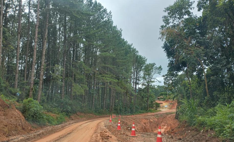 PR-092 em Doutor Ulysses obra de pavimentação