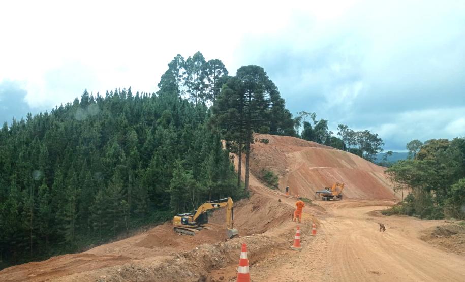 PR-092 em Doutor Ulysses obra de pavimentação