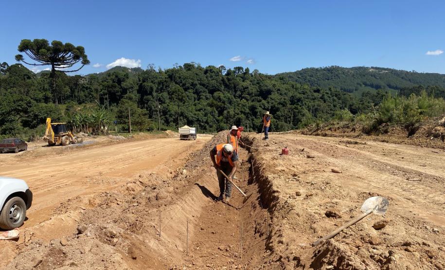 PR-092 em Doutor Ulysses obra de pavimentação