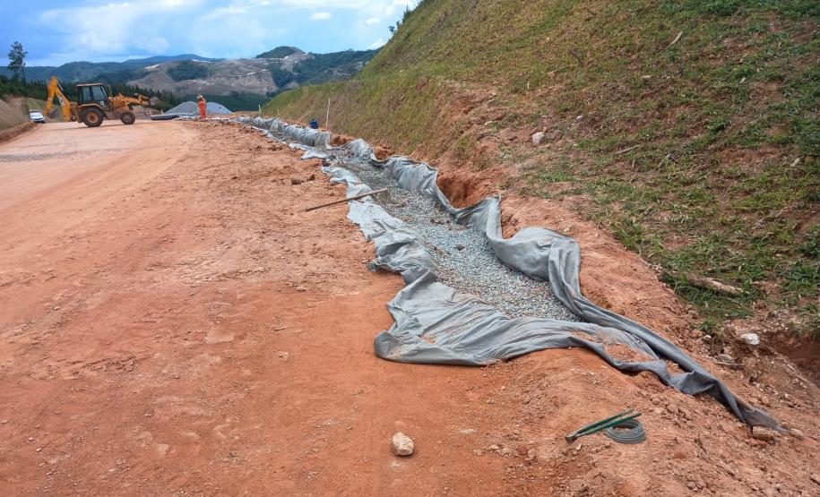 PR-092 em Doutor Ulysses obra de pavimentação