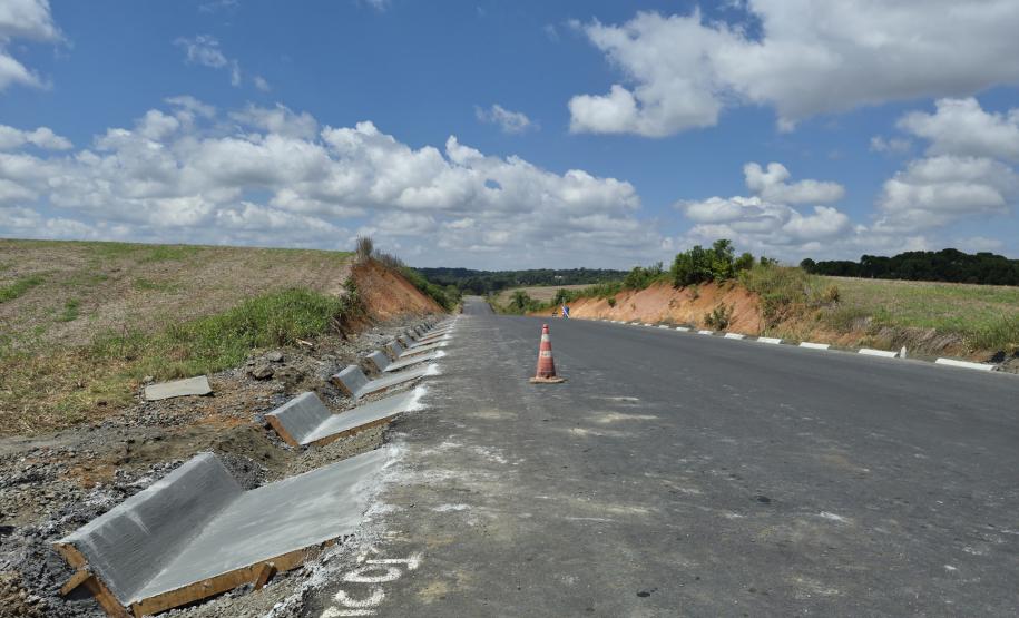 Pavimentação da PR-990 em Rebouças