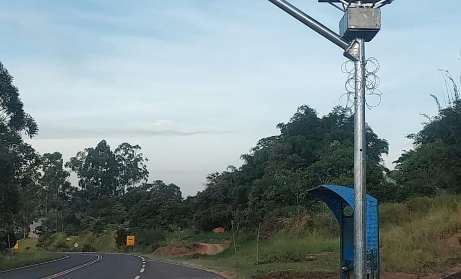 Novo abrigo para parada de ônibus na PRC-487 em Cândido de Abreu