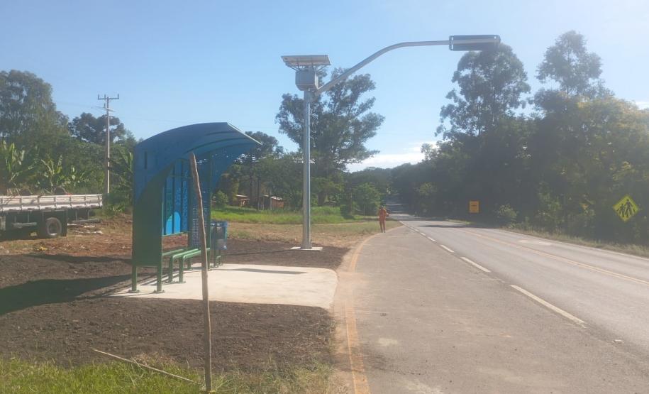 Novo abrigo para parada de ônibus na PRC-487 em Cândido de Abreu