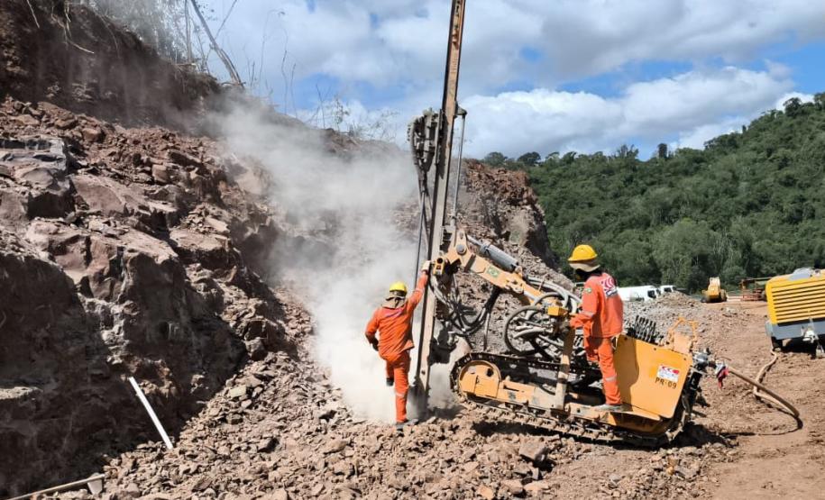 PRC-487 preparativos para detonação de rochas em Nova Tebas