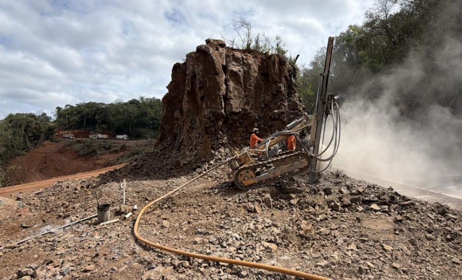 PRC-487 preparativos para detonação de rochas em Nova Tebas