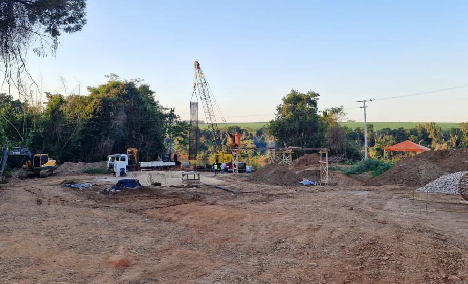 PR-498 nova ponte sobre o Rio Ivaí entre São Carlos do Ivaí e Japurá - fundação nas margens