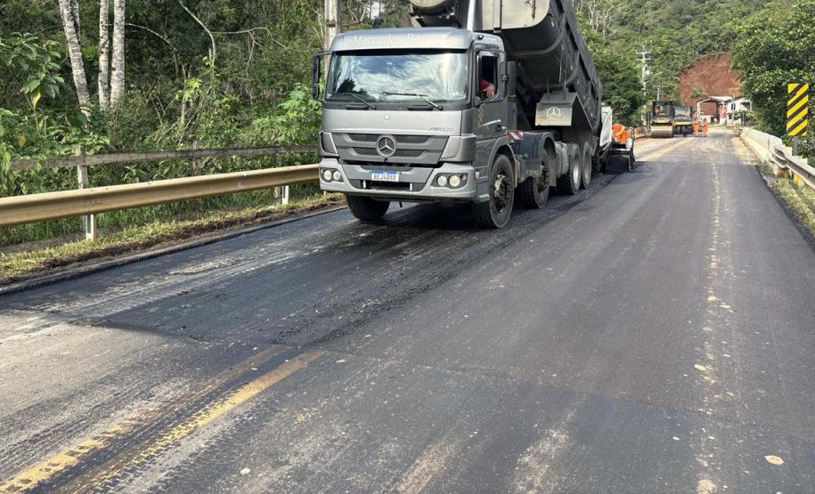 Serviços de conservação na PR-092 entre Rio Branco do Sul e Cerro Azul