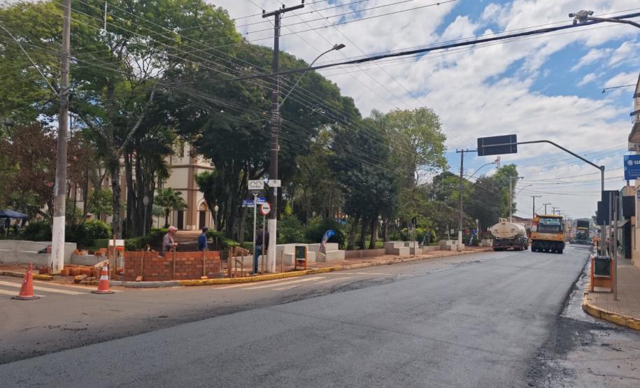 DER/PR tem serviços em pavimento no centro de Ribeirão Claro