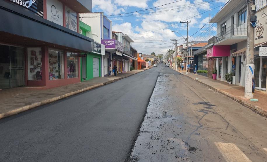 DER/PR tem serviços em pavimento no centro de Ribeirão Claro