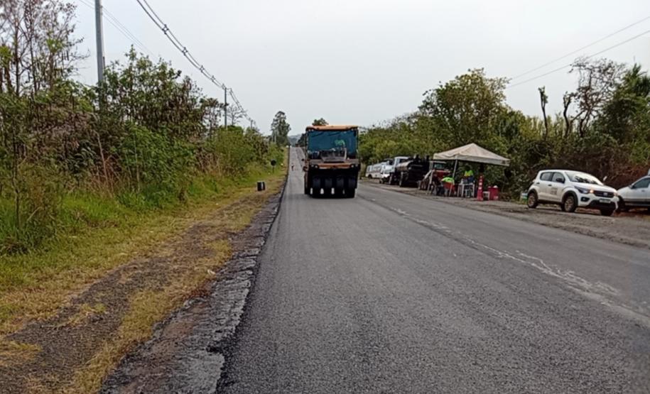 PR-218 entre Carlópolis e Joaquim Távora tem tráfego de veículos em pare-e-siga