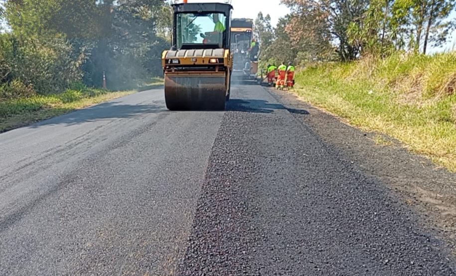 PR-218 entre Carlópolis e Joaquim Távora tem tráfego de veículos em pare-e-siga