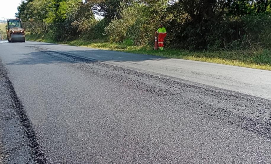 PR-218 entre Carlópolis e Joaquim Távora tem tráfego de veículos em pare-e-siga