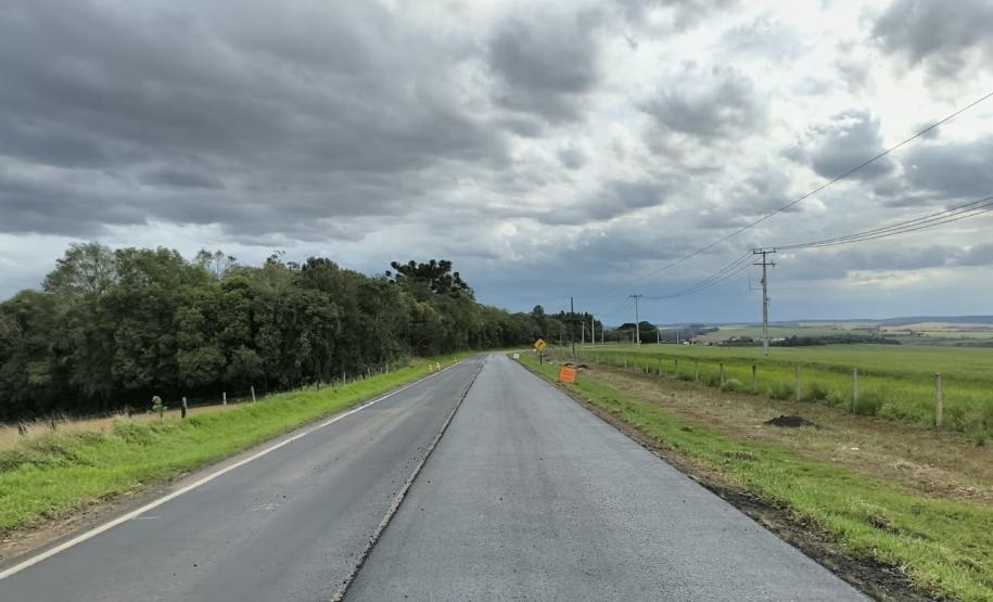 Serviços de conservação na PR-438 entre Ponta Grossa e Fernandes Pinheiro