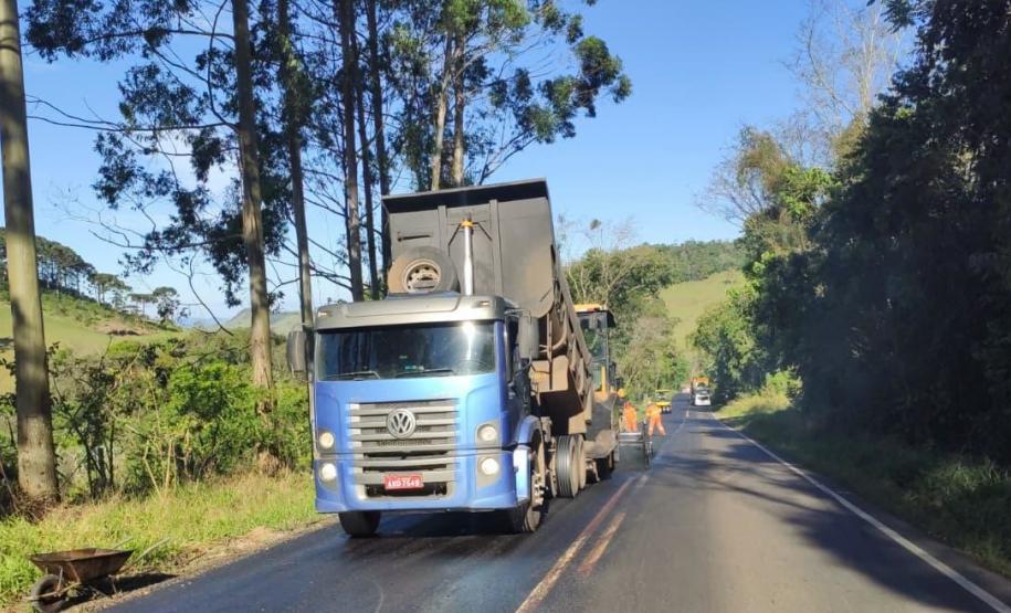 Serviços de conservação na PRC-487 em Manoel Ribas