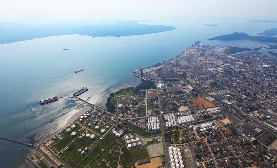 A Administração dos Portos de Paranaguá e Antonina (Appa) promove em 23 de janeiro, às 19h, a audiência pública para apresentação do projeto de ampliação do cais de acostagem do Porto de Paranaguá. A reunião será no salão social do Santuário do Rocio (praça Padre Thomaz Sheehan, 211) e toda comunidade pode participar. - Foto: André Kasczeszen/Arquivo ANPr