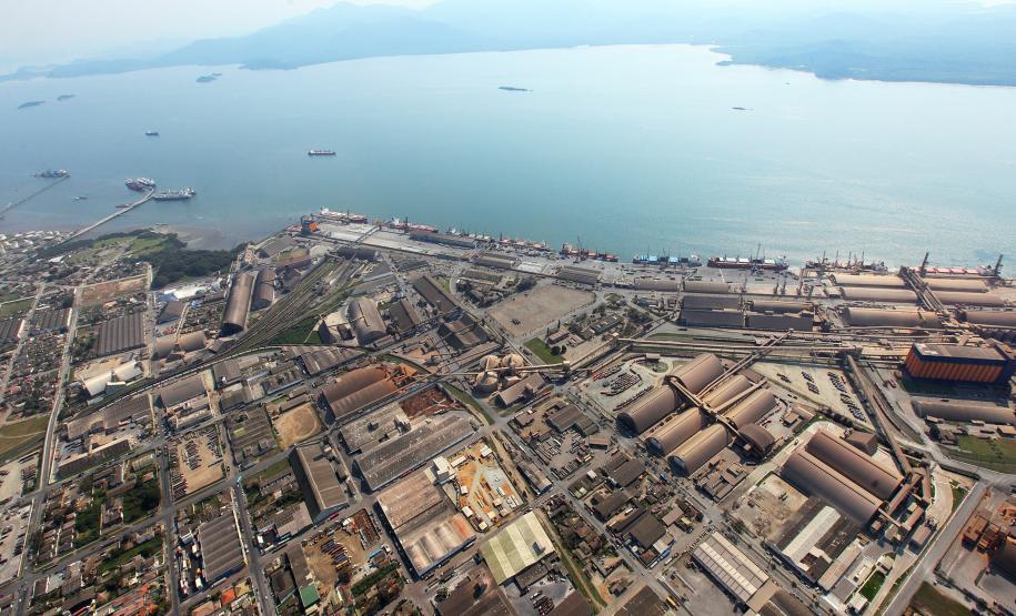 A Administração dos Portos de Paranaguá e Antonina (Appa) promove em 23 de janeiro, às 19h, a audiência pública para apresentação do projeto de ampliação do cais de acostagem do Porto de Paranaguá. A reunião será no salão social do Santuário do Rocio (praça Padre Thomaz Sheehan, 211) e toda comunidade pode participar. - Foto: André Kasczeszen/Arquivo ANPr