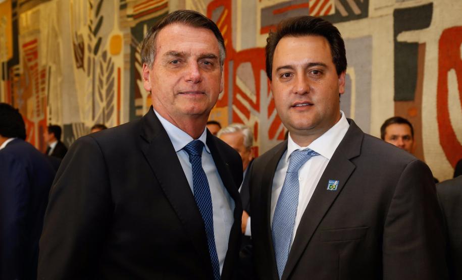 O governador Carlos Massa Ratinho Junior defendeu nesta quarta-feira (16) que o Brasil deve retomar o projeto do corredor bioceânico ligando o Porto de Paranaguá ao porto de Antofagasta, no Chile, com passagem por Paraguai e Argentina. O assunto foi tratado com o presidente Jair Bolsonaro durante recepção ao presidente argentino Maurício Macri, no Palácio do Planalto, em Brasília.  -  Brasília, 16/01/2019  -  Foto: Dvulgação ANPr