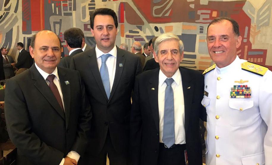 O governador Carlos Massa Ratinho Junior defendeu nesta quarta-feira (16) que o Brasil deve retomar o projeto do corredor bioceânico ligando o Porto de Paranaguá ao porto de Antofagasta, no Chile, com passagem por Paraguai e Argentina. O assunto foi tratado com o presidente Jair Bolsonaro durante recepção ao presidente argentino Maurício Macri, no Palácio do Planalto, em Brasília.  -  Brasília, 16/01/2019  -  Foto: Dvulgação ANPr