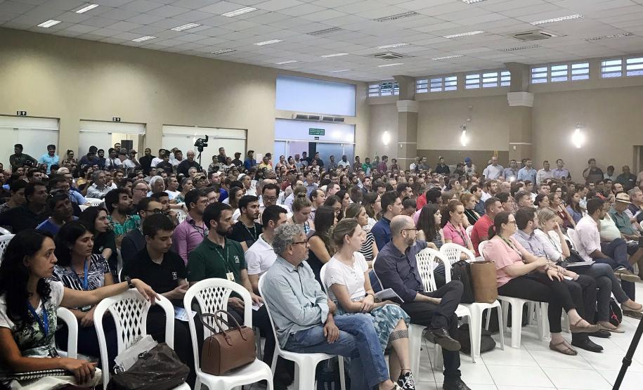 Mais de 600 pessoas participaram da audiência pública para apresentação do projeto de ampliação do cais de acostagem do Porto de Paranaguá. Na reunião, realizada quarta-feira (23) e que durou cinco horas, moradores de comunidades pesqueiras, tradicionais, indígenas e de todo os bairros da cidade conheceram e opinaram sobre o projeto. Foto: APPA
