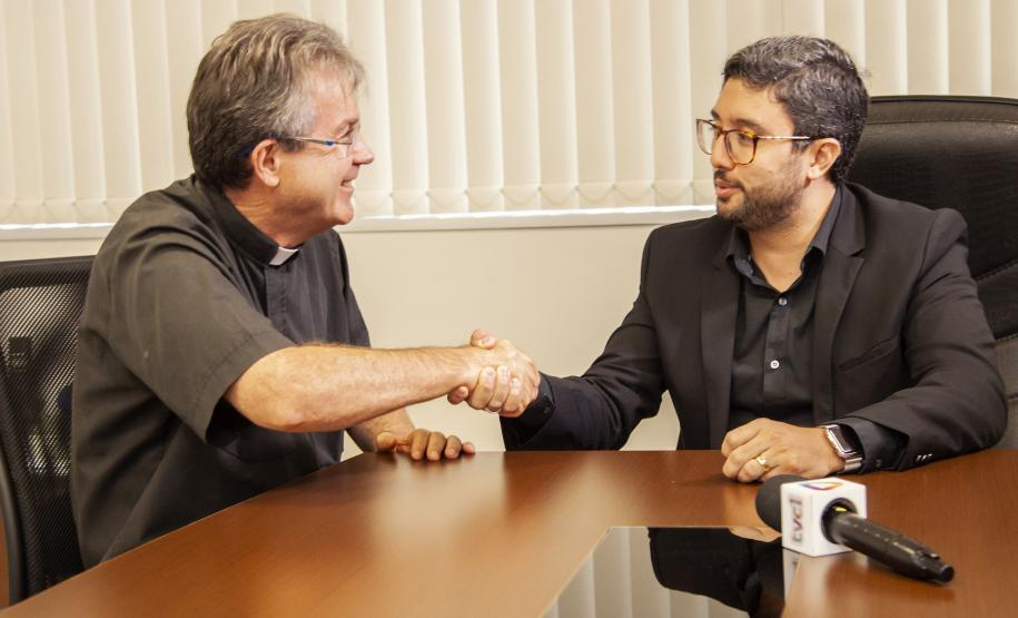 O Governo do Paraná vai coordenar uma ação conjunta para revitalizar a região do Santuário Estadual de Nossa Senhora do Rocio, em Paranaguá. O presidente dos portos do Paraná, Luiz Fernando Garcia, e o reitor do Santuário, padre Joaquim Parron, discutiram as necessidades da comunidade e as possíveis intervenções.Paranaguá, 01/02/2019  -  Foto:  Claudio Neves/Appa