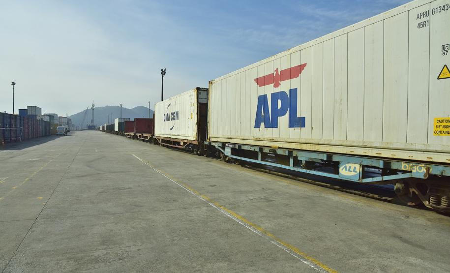 epresentantes da Administração dos Portos de Paranaguá e Antonina (Appa) e da Rumo, empresa que administra o modal ferroviário que passa por Paranaguá, têm se reunindo para discutir a redução da passagem do trem para a comunidade do município.   -  Paranaguá, 05/02/2019  -  Foto: Arquivo APPA