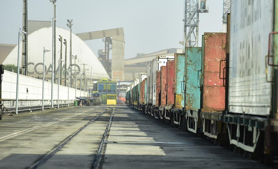 epresentantes da Administração dos Portos de Paranaguá e Antonina (Appa) e da Rumo, empresa que administra o modal ferroviário que passa por Paranaguá, têm se reunindo para discutir a redução da passagem do trem para a comunidade do município.   -  Paranaguá, 05/02/2019  -  Foto: Arquivo APPA