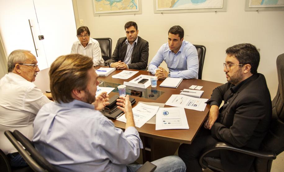 epresentantes da Administração dos Portos de Paranaguá e Antonina (Appa) e da Rumo, empresa que administra o modal ferroviário que passa por Paranaguá, têm se reunindo para discutir a redução da passagem do trem para a comunidade do município.   -  Paranaguá, 05/02/2019  -  Foto: Claúdio Neves /Appa