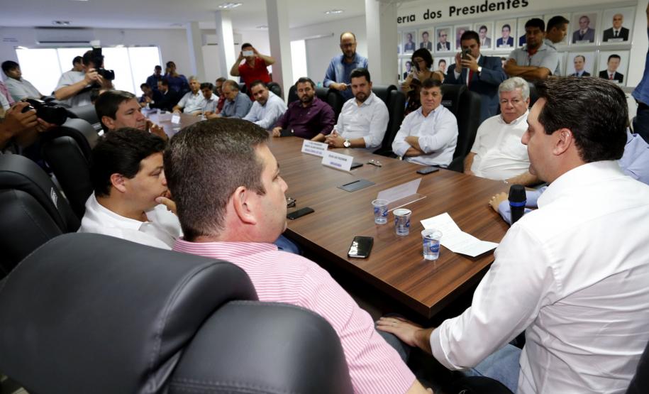 O governador Carlos Massa Ratinho Junior reuniu-se nesta quarta-feira (6), em Umuarama, com lideranças e prefeitos do Noroeste para tratar da duplicação da PR-323 e anunciou a elaboração de projetos executivos para obras na rodovia. -  Umuarama, 06/02/2019  -  Foto: Arnaldo Alves/ANPr