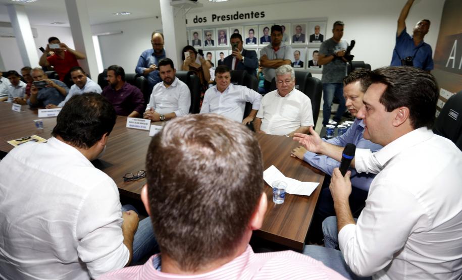O governador Carlos Massa Ratinho Junior reuniu-se nesta quarta-feira (6), em Umuarama, com lideranças e prefeitos do Noroeste para tratar da duplicação da PR-323 e anunciou a elaboração de projetos executivos para obras na rodovia. -  Umuarama, 06/02/2019  -  Foto: Arnaldo Alves/ANPr