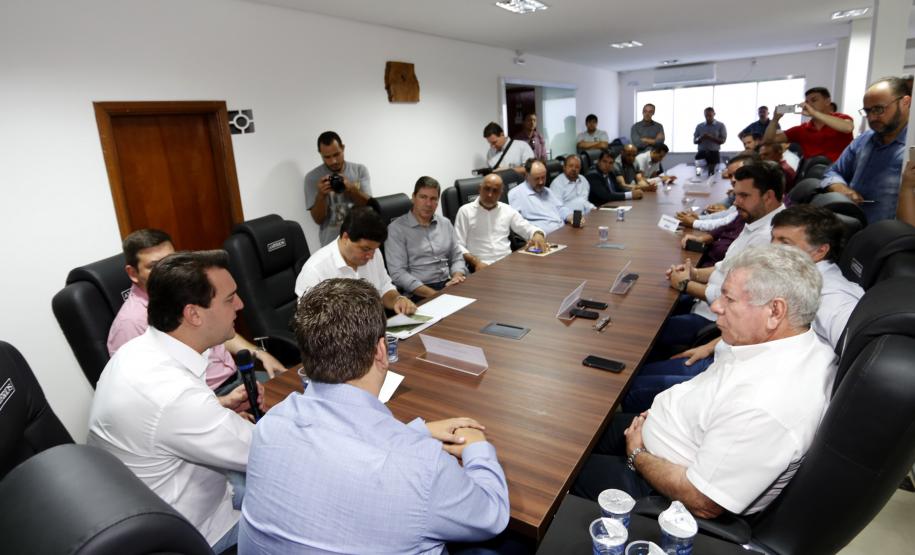 O governador Carlos Massa Ratinho Junior reuniu-se nesta quarta-feira (6), em Umuarama, com lideranças e prefeitos do Noroeste para tratar da duplicação da PR-323 e anunciou a elaboração de projetos executivos para obras na rodovia. -  Umuarama, 06/02/2019  -  Foto: Arnaldo Alves/ANPr