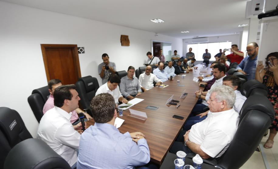 O governador Carlos Massa Ratinho Junior reuniu-se nesta quarta-feira (6), em Umuarama, com lideranças e prefeitos do Noroeste para tratar da duplicação da PR-323 e anunciou a elaboração de projetos executivos para obras na rodovia. -  Umuarama, 06/02/2019  -  Foto: Arnaldo Alves/ANPr