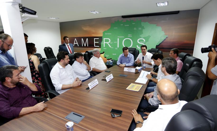 O governador Carlos Massa Ratinho Junior reuniu-se nesta quarta-feira (6), em Umuarama, com lideranças e prefeitos do Noroeste para tratar da duplicação da PR-323 e anunciou a elaboração de projetos executivos para obras na rodovia. -  Umuarama, 06/02/2019  -  Foto: Arnaldo Alves/ANPr