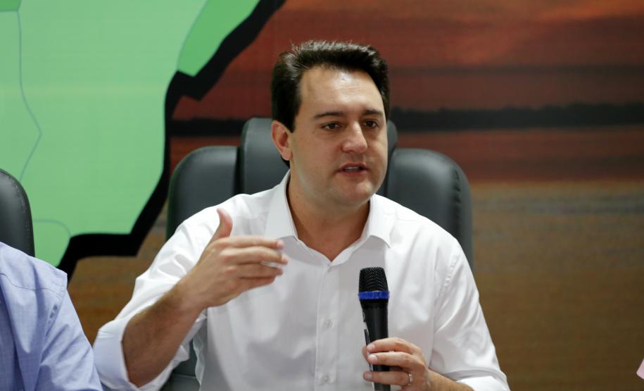 O governador Carlos Massa Ratinho Junior reuniu-se nesta quarta-feira (6), em Umuarama, com lideranças e prefeitos do Noroeste para tratar da duplicação da PR-323 e anunciou a elaboração de projetos executivos para obras na rodovia. -  Umuarama, 06/02/2019  -  Foto: Arnaldo Alves/ANPr