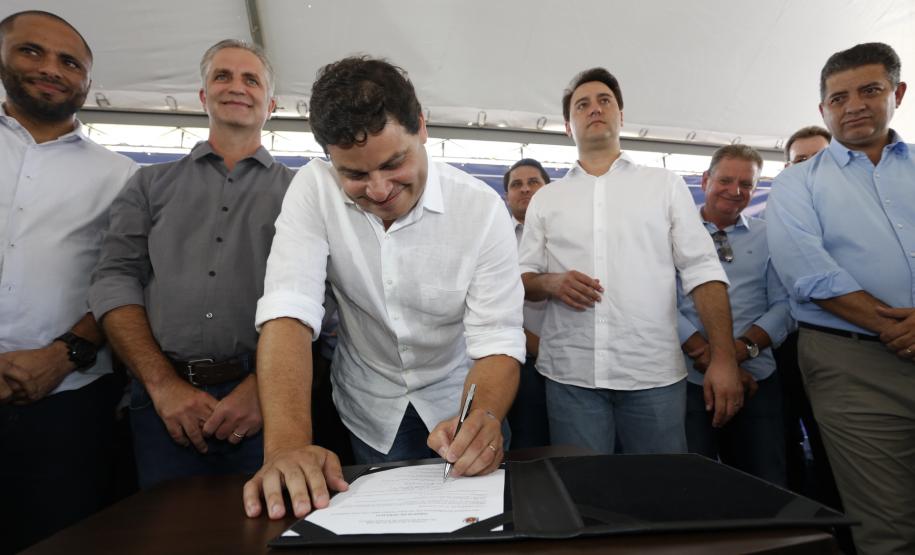 O governador Carlos Massa Ratinho Junior autoriza o início das obras de recuperação do Contorno Sul de Maringá (Noroeste). A obra será feita com recursos do Governo do Estado.  -  Maringá, 06/02/2019  -  Foto: Arnaldo Alves/ANPr
