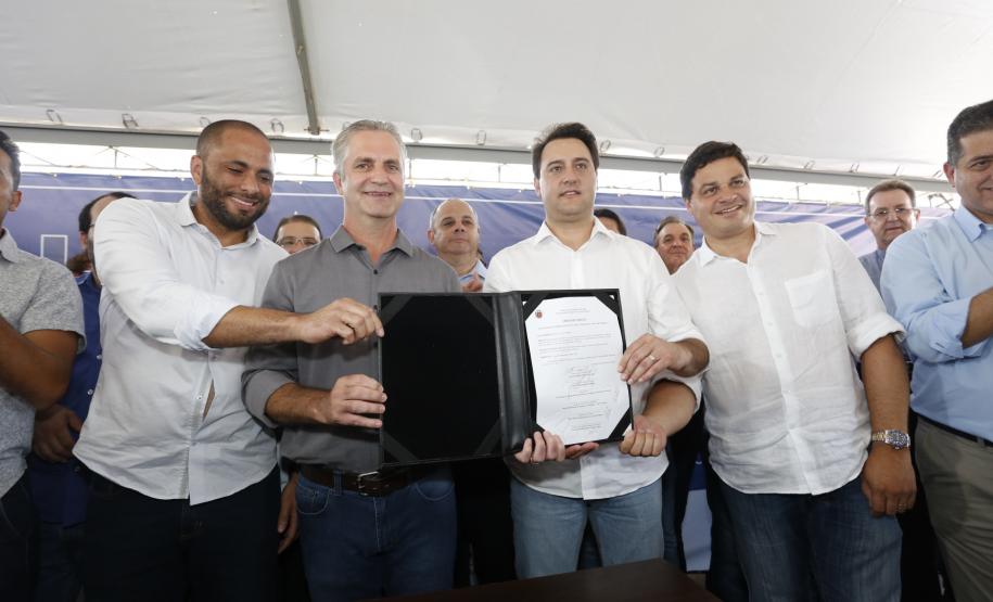 O governador Carlos Massa Ratinho Junior autoriza o início das obras de recuperação do Contorno Sul de Maringá (Noroeste). A obra será feita com recursos do Governo do Estado.  -  Maringá, 06/02/2019  -  Foto: Arnaldo Alves/ANPr