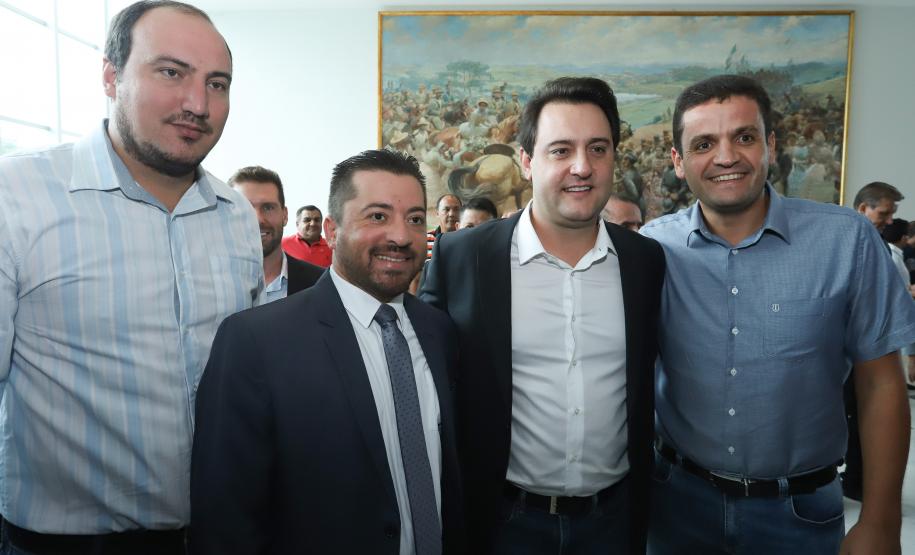 Governador Carlos Massa Ratinho Júnior dá posse ao secretário de Estado da Infrestrurura e Logística, Sandro Alex, e ao diretor do Departamento de Estradas e Rodagem (DER), João Alfredo zampieri - Curitiba, 13/02/2019 - Foto: Rodrigo Félix Leal/ANPr