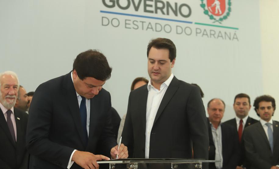 Governador Carlos Massa Ratinho Júnior dá posse ao secretário de Estado da Infrestrurura e Logística, Sandro Alex, e ao diretor do Departamento de Estradas e Rodagem (DER), João Alfredo zampieri - Curitiba, 13/02/2019 - Foto: Rodrigo Félix Leal/ANPr