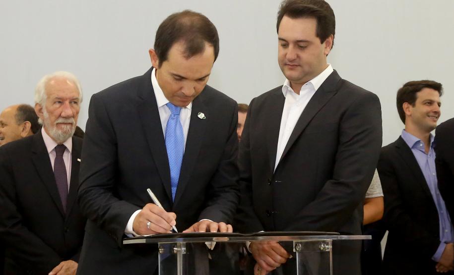 Governador Carlos Massa Ratinho Júnior dá posse ao secretário de Estado da Infrestrurura e Logística, Sandro Alex, e ao diretor do Departamento de Estradas e Rodagem (DER), João Alfredo zampieri  -  Curitiba, 13/02/2019  -  Foto: Jaelson Lucas/ANPr