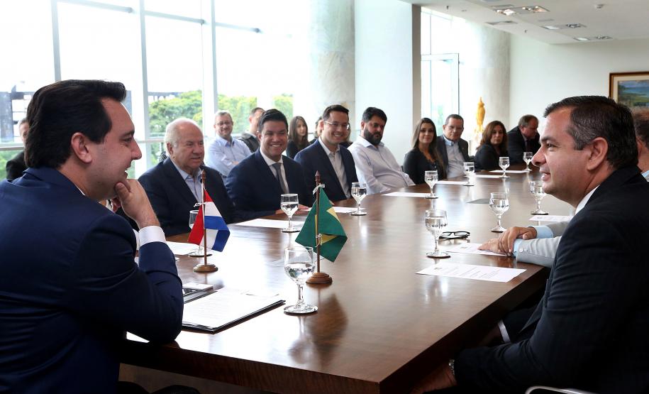 Reunião do governador Carlos Massa Ratinho Junior com a ministra de Indústria e Comércio do Paraguai, Liz Cramer; o governador do Departamento de Misiones, Carlos Arrechea Ortíz; o cônsul-geral do Paraguai no Brasil, Carlos José Fleitas Rodriguez, e empresários.  -  Curitiba, 14/02/2019  -  Foto: Gilson Abreu/ANPr