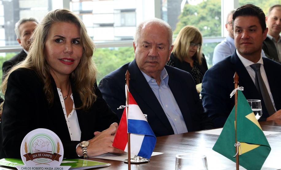 Reunião do governador Carlos Massa Ratinho Junior com a ministra de Indústria e Comércio do Paraguai, Liz Cramer; o governador do Departamento de Misiones, Carlos Arrechea Ortíz; o cônsul-geral do Paraguai no Brasil, Carlos José Fleitas Rodriguez, e empresários.  -  Curitiba, 14/02/2019  -  Foto: Gilson Abreu/ANPr